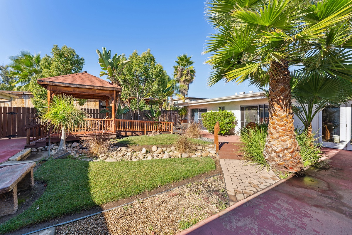 the courtyard and walking paths of Villa Las Palmas